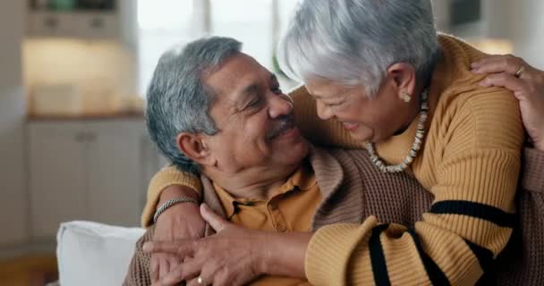 Domov Objetí Starší Pár Láskou Odchod Důchodu Vztah Podporou Sblížení — Stock video