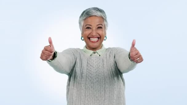 Twarz Zabawna Starsza Kobieta Kciukami Górze Wsparciem Sprzężeniem Zwrotnym Emoji — Wideo stockowe