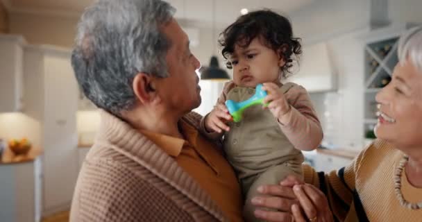 Lachen Liefde Grootouders Met Kleinkind Bij Hen Thuis Voor Het — Stockvideo