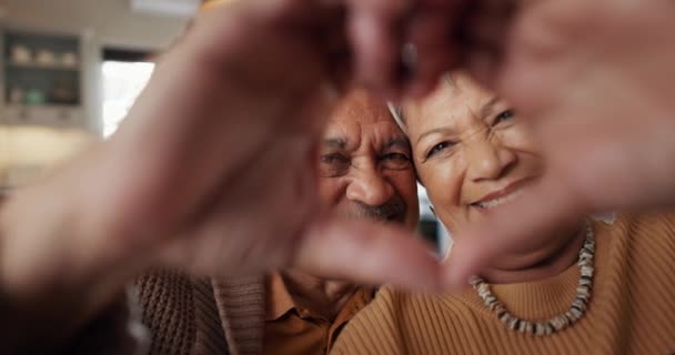 Gesicht Glückliches Und Älteres Paar Mit Herzlichen Händen Für Liebe — Stockvideo