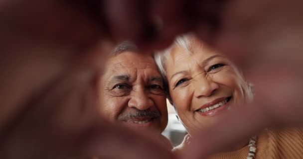 快乐的 自私自利的一对老夫妇在客厅里 他们的心 手或相框在一起变焦了 肖像画和年迈的人在退休时与相貌 记忆或爱情联系在一起 — 图库视频影像