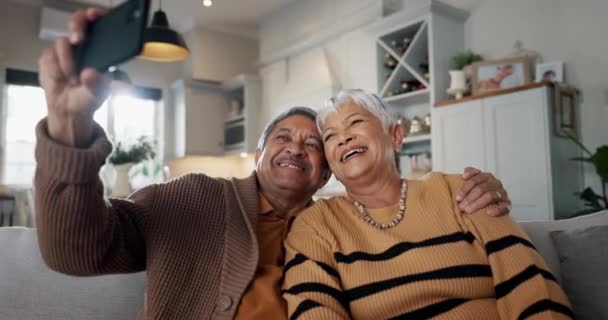 Pasangan Senior Selfie Dan Tersenyum Sofa Memeluk Dan Ikatan Dengan — Stok Video