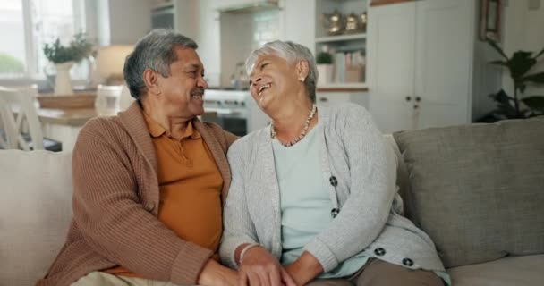Σπίτι Αγκαλιά Και Ηλικιωμένο Ζευγάρι Αγάπη Χαλάρωση Και Συνταξιοδότηση Ρομαντισμό — Αρχείο Βίντεο