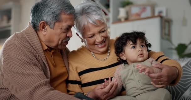 Büyükanne Büyükbaba Torun Bebekli Bebek Bakıcılığı Birlikte Iyi Vakit Geçirmek — Stok video