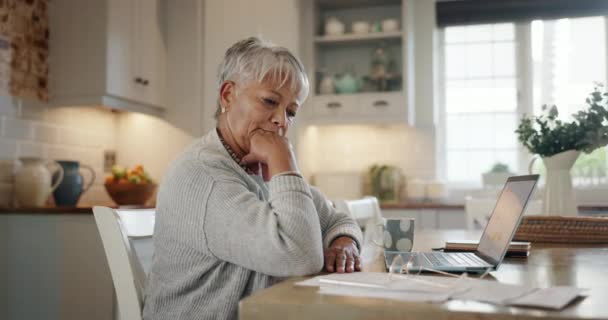 インフレ ストレス 高齢女性 ラップトップをキッチンで支払う請求書 支払い 災害に対する不安を抱える債務 高齢女性 — ストック動画