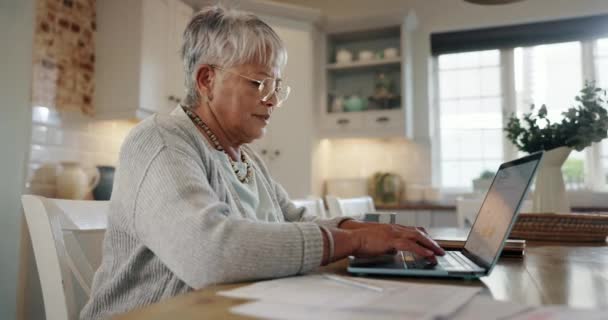 Senior Kvinde Dokumenter Laptop Til Regninger Budget Finansiel Planlægning Eller – Stock-video
