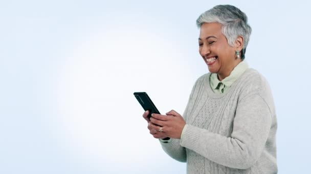 老年妇女 电话和工作室 通过模仿打字 聊天的空间或蓝色背景的有趣的迷因大笑 成熟的女士 智能手机和阅读社交媒体 喜剧视频或思考网络广告 — 图库视频影像