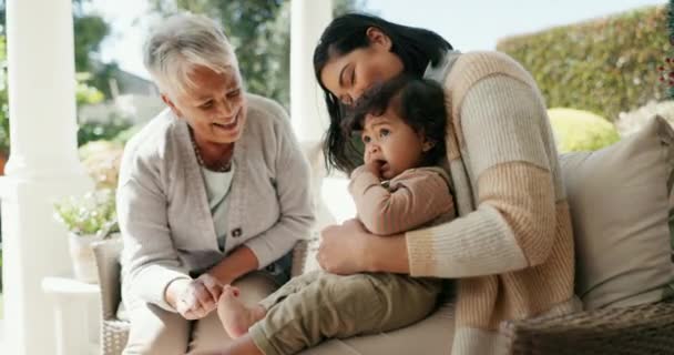 祖母和带着孩子的母亲一起在院子里亲热 恋爱和放松 奶奶和幼儿在户外玩耍 童年和快乐 — 图库视频影像