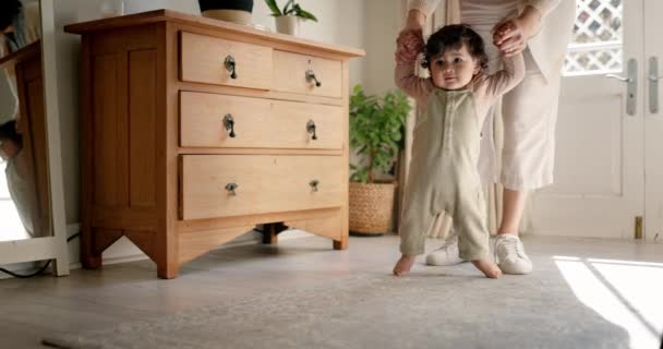 Μωρό Μαθαίνουν Περπατούν Και Υποστηρίζουν Από Μητέρα Στο Υπνοδωμάτιο Του — Αρχείο Βίντεο