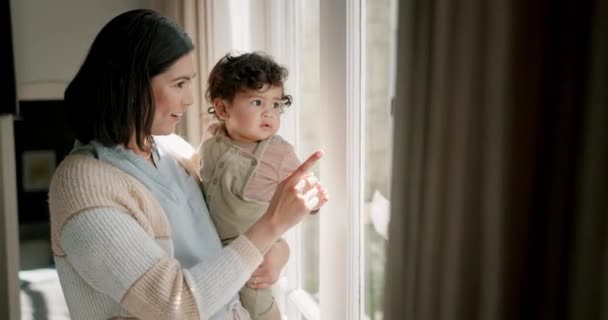 Fenêtre Maison Vague Mère Avec Bébé Regardant Vue Sur Jardin — Video