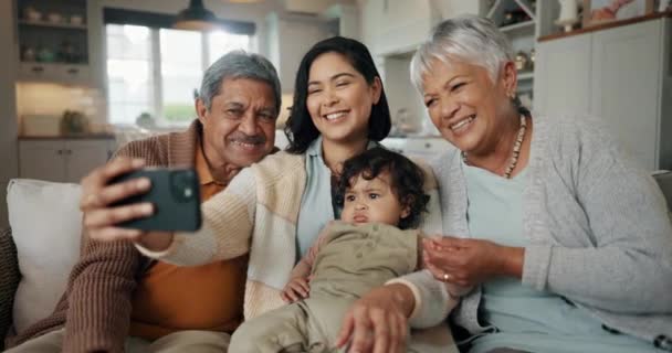 Selfie Kvinde Senior Forældre Med Baby Limning Sammen Sofa Til – Stock-video