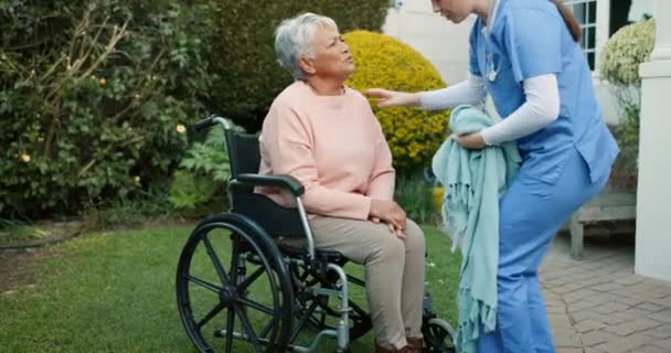 Cadeira Rodas Mulher Idosa Cobertor Cuidador Para Paciente Frio Cliente — Vídeo de Stock