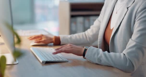 Χέρια Της Γυναίκας Στο Γραφείο Τον Υπολογιστή Πληκτρολογώντας Email Έκθεση — Αρχείο Βίντεο