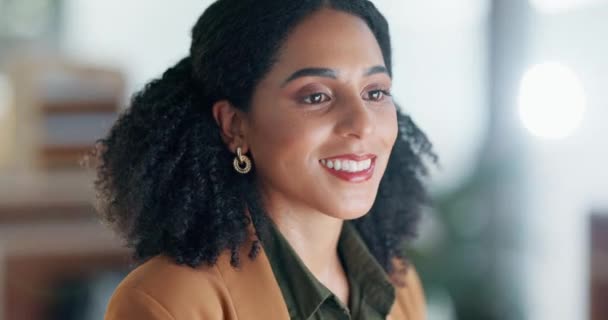 Ноутбук Обличчя Або Щаслива Жінка Дослідженням Проекту Або Введення Інтернет — стокове відео
