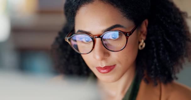 Gelukkige Vrouw Aan Het Bureau Met Computer Bril Reflectie Het — Stockvideo