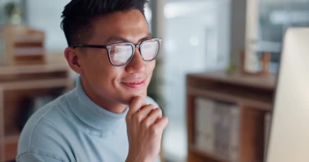 Asiatisk Man Vid Dator Glasögon Och Idéer Tänkande Och Läsning — Stockvideo