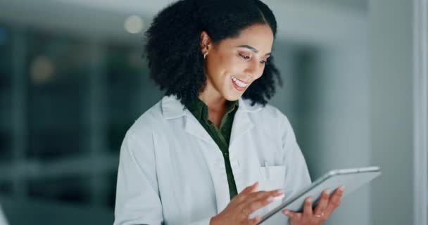 Médico Pesquisa Mulher Médico Com Tablet Feliz Para Line Resultados — Vídeo de Stock