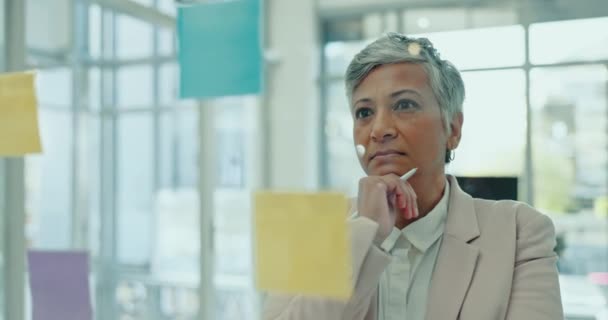 Sticky Note Glasvæg Modne Business Kvinde Tænker Projekt Ide Forskning – Stock-video