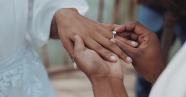 カップル 結婚式のための手と宝石類を保持する コミットメントや結婚の組合や閉鎖屋外での儀式 愛のために結婚する人 リングボンドでのお祝いとサポート — ストック動画