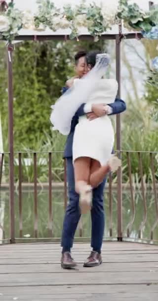 スピン 結婚式 アウトドア お祝い ダンスとのコミットメント 成長し エネルギーと抱き合う 幸せとロマンス 愛と興奮 — ストック動画