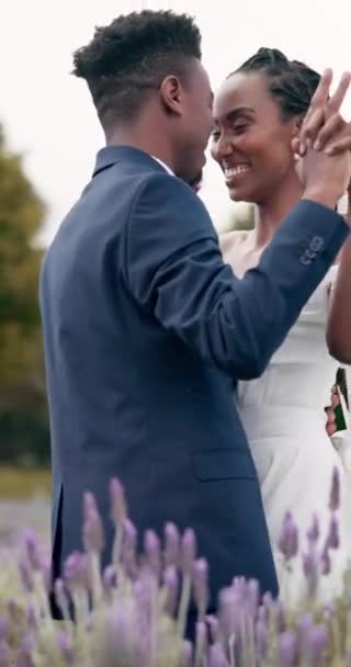 Ζευγάρι Γάμος Και Χορός Στο Γάμο Στον Κήπο Για Γιορτή — Αρχείο Βίντεο