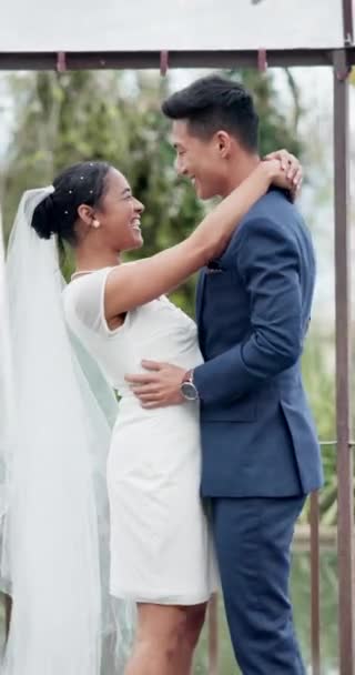 Coppia Matrimonio Danza Festeggiare Impegnarsi Con Gratitudine Sorriso Sposa Insieme — Video Stock