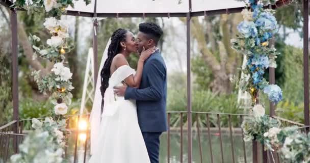 和快乐的黑人夫妇在花园里举行婚礼 带着爱 庆祝和对未来的兴奋在一起 在婚宴上 男人和女人都会献上鲜花 音乐和欢乐 — 图库视频影像