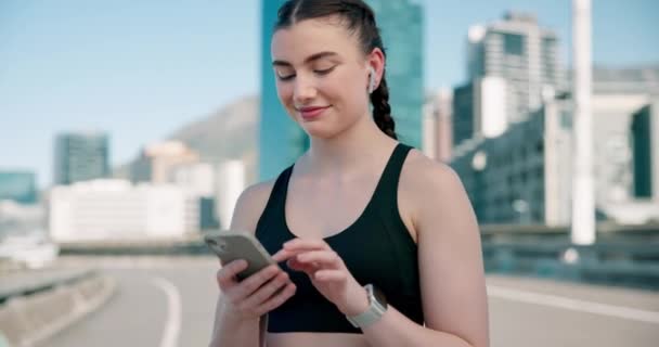 Teléfono Fitness Mujer Escribiendo Ciudad Para Entrenamiento Carrera Maratón Competición — Vídeos de Stock