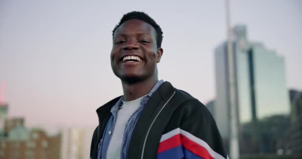 Rostro Sonrisa Moda Con Hombre Negro Ciudad Para Libertad Oportunidad — Vídeos de Stock