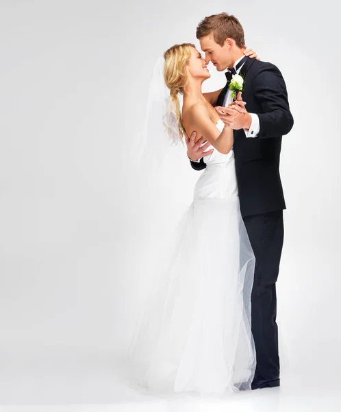 Curtir Sua Primeira Dança Retrato Casal Recém Casado Bonito Abraçando — Fotografia de Stock