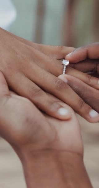 Ζευγάρι Κρατώντας Χέρια Και Δαχτυλίδι Για Γάμο Δέσμευση Ένωση Γάμου — Αρχείο Βίντεο