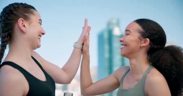 Szczęśliwy Fitness Lub Przyjaciele Mieście Przybij Piątkę Dla Celów Motywacja — Wideo stockowe