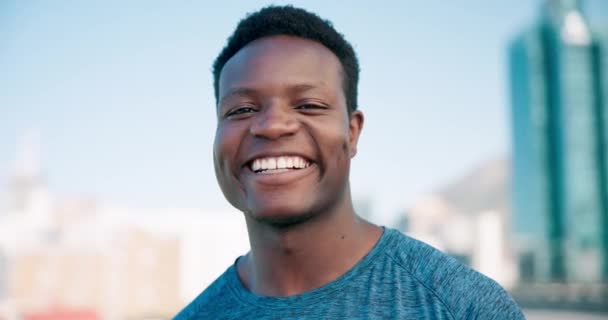 Fitness Lächeln Und Gesicht Des Schwarzen Mannes Der Stadt Für — Stockvideo