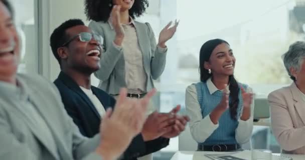 Деловые Люди Группа Аплодисменты Честь Празднования Встречи Успеха Инвестиционном Агентстве — стоковое видео
