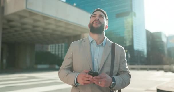 在城市的社交媒体 网络日志或网站上发布步行 电话或快乐的商人通知 在城市里用手机短信 网络或打字的新闻 微笑或阿拉伯企业家 — 图库视频影像