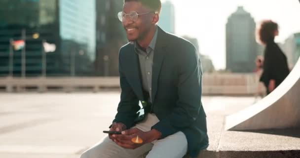 ソーシャルメディア上のビジネス 幸せな黒人男性は インターネットのポストやウェブサイトの通知でチャットします ニュース またはアフリカの起業家テキスト ネットワーキング またはモバイルアプリでオンライン入力 — ストック動画