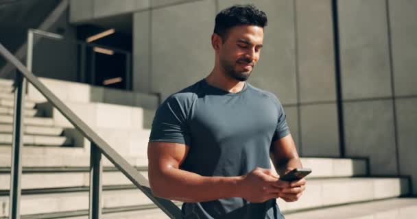 피트니스 커뮤니케이션 운동을위한 앱을위한 남자와 일정에 모바일 휴식에 스포츠 운동선수 — 비디오