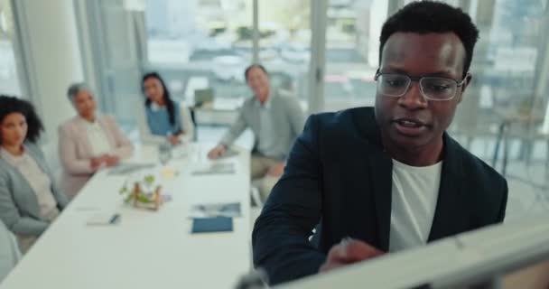 在会议室的白板上的黑人和商人一起 为创业时的计划和战略写一些想法 办公室 工作坊和商人在B2B会议上的建议 介绍或推销 — 图库视频影像