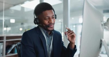 Bilgisayar, çağrı merkezi ve siyahi adam konuşuyor, tele pazarlama ve teknik destek yardım masasında. İletişim, müşteri hizmetleri ve mutlu satış acentesi danışmanlığı, crm danışmanlık ve irtibat ile konuşma.