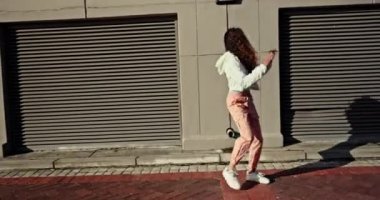 Hip hop, dans ve mutlu bir kadın Brezilya 'da sokak müziği olan sokak müziği, moda ya da genel Z tarzı. Dansçı, enerji ve yürüme kaldırımda özgürlük veya yetenek ile yaratıcı performans.