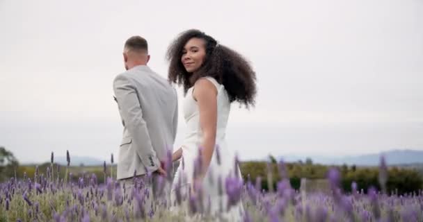 Hochzeit Natur Und Glückliches Paar Spazieren Mit Liebe Feier Und — Stockvideo