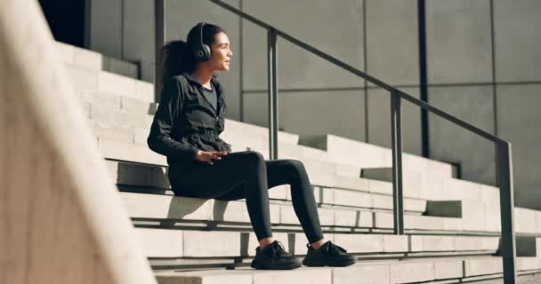 Перерыв Музыка Женщина Лестницы Слушающая Аудио Мотивацию Подкаста Расслабьтесь Подумайте — стоковое видео