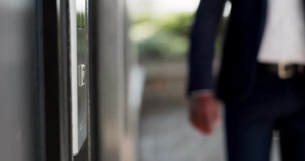Asansör Düğmesi Kişi Çalışanı Asansörüyle Ofis Katı Için Basın Bekleyin — Stok video