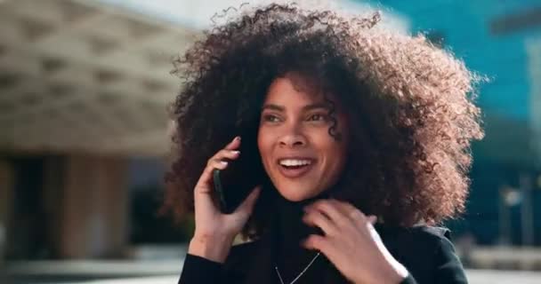 Outdoor Telefonata Donna Con Sorriso Parlando Connessione Con Comunicazione Afro — Video Stock