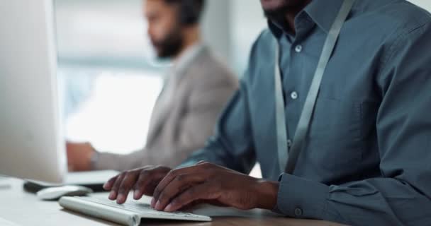 手和商人在办公室打字 为一个项目在互联网上进行研究 非洲专业男性设计师在工作场所工作的计算机 技术和特写 — 图库视频影像