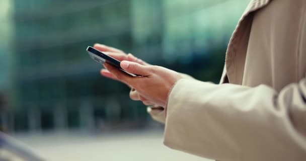 Hænder Forretning Kvinde Med Mobiltelefon Udendørs Internet Med Forbindelse Mobil – Stock-video