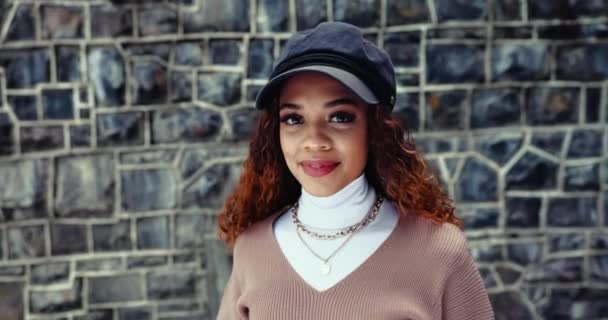 Gezicht Mode Een Zwarte Vrouw Influencer Straat Voor Stedelijke Stijl — Stockvideo