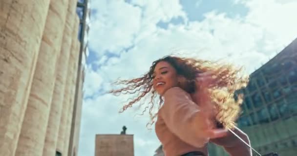 Heureuse Danseuse Femme Affaires Ville Excitée Pour Carrière Travail Travail — Video