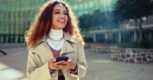 Місто Ходьба Жінка Мобільним Телефоном Друк Соціальні Мережі Підключенням Повідомлення — стокове відео
