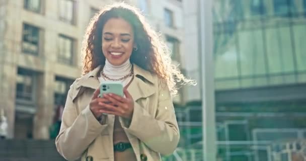 Açık Hava Yürüyüş Akıllı Telefonlu Bir Kadın Daktilo Internet Bağlantısı — Stok video